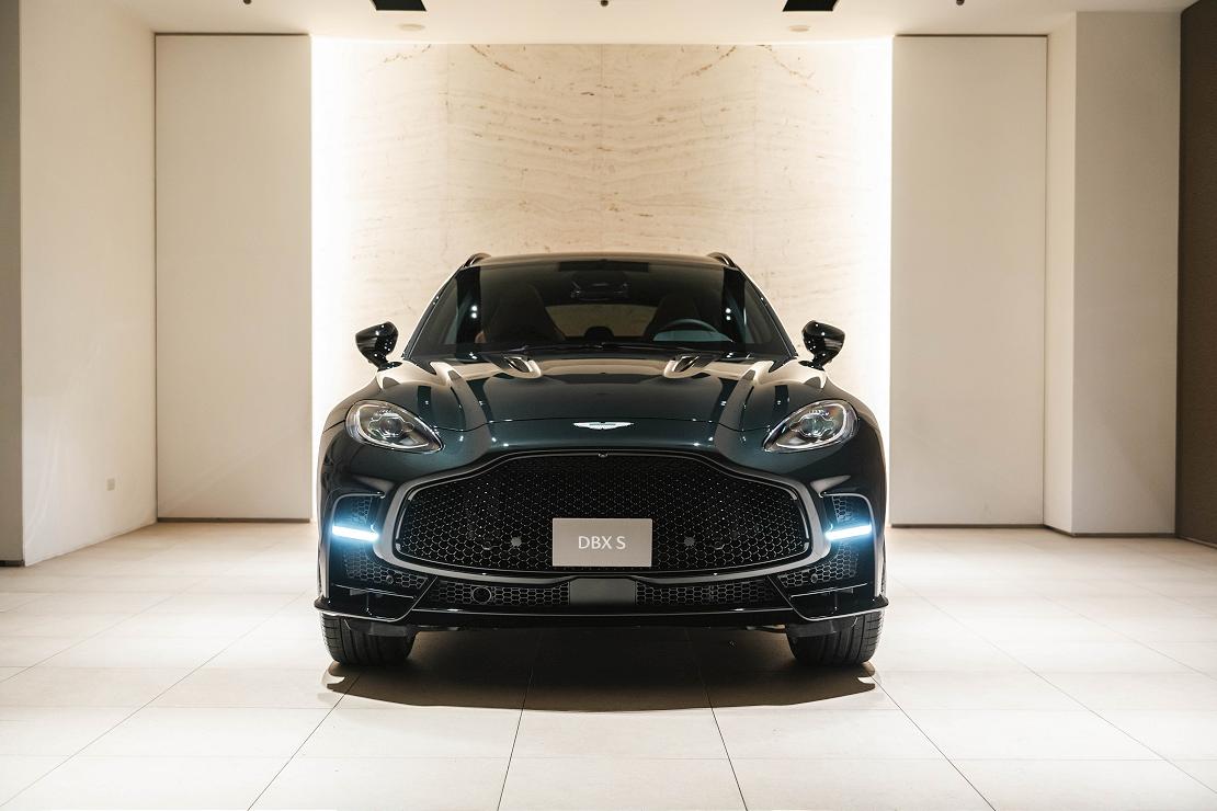 以「S」之名,馭見磅礡之境:Aston Martin DBX S 成就非凡駕馭;六十載馭風傳承:Vanquish Volante 60th Anniversary Edition同台登場